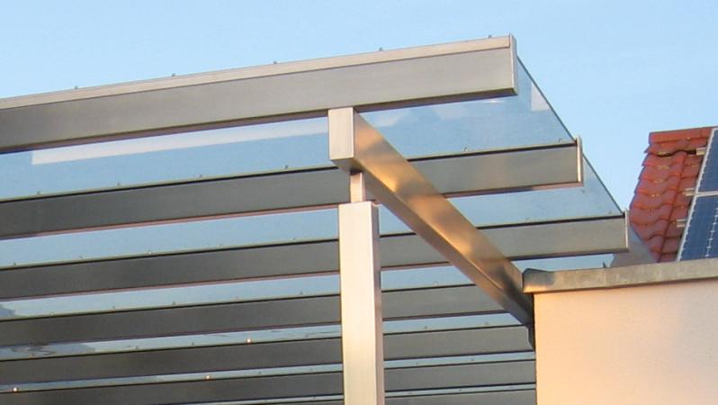 Überdachung einer Terrasse aus Edelstahl mit Klarglaseindeckung