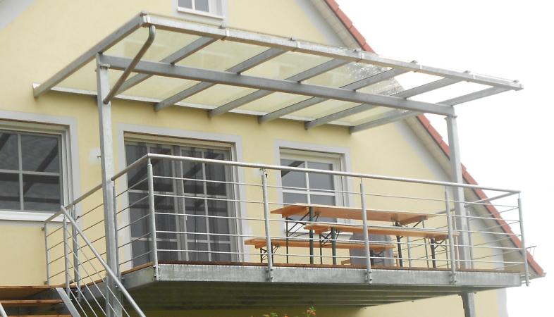 Stahlbalkon mit Überdachung und Treppenabgang verzinkt