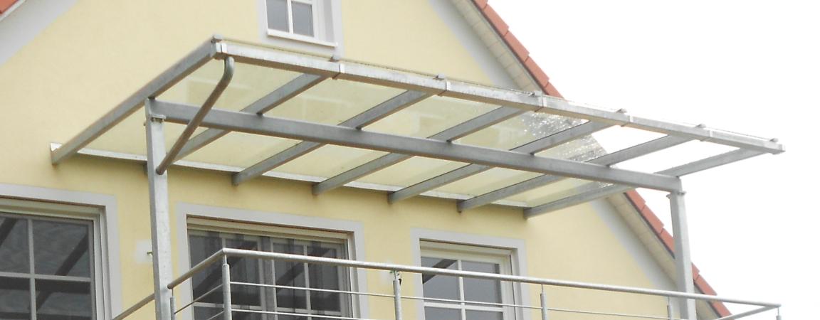 Stahlbalkon mit Überdachung und Treppenabgang verzinkt