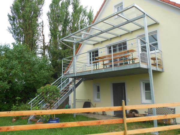 Stahlbalkon mit Überdachung und Treppenabgang verzinkt