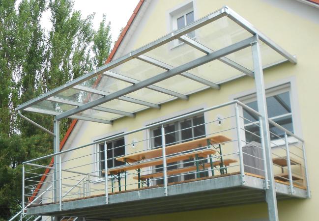 Stahlbalkon mit Überdachung und Treppenabgang verzinkt
