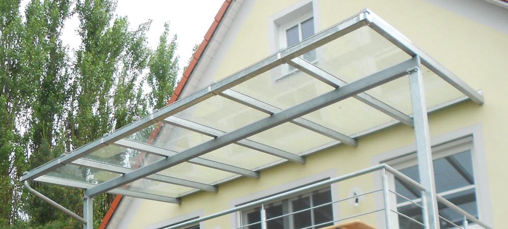Stahlbalkon mit Überdachung und Treppenabgang verzinkt