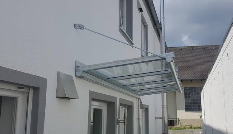 Überdachung verzinkt mit Gefälle zur Wand