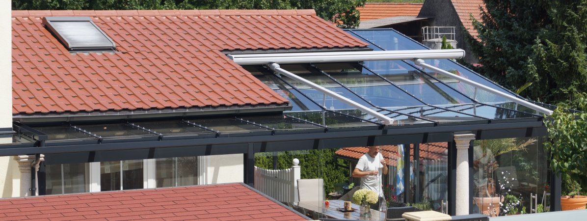 Terrassenüberdachung verzinkt und lackiert, 2 und 3-teilige Ganzglasschiebewände, Teilweise Dachbeschattung