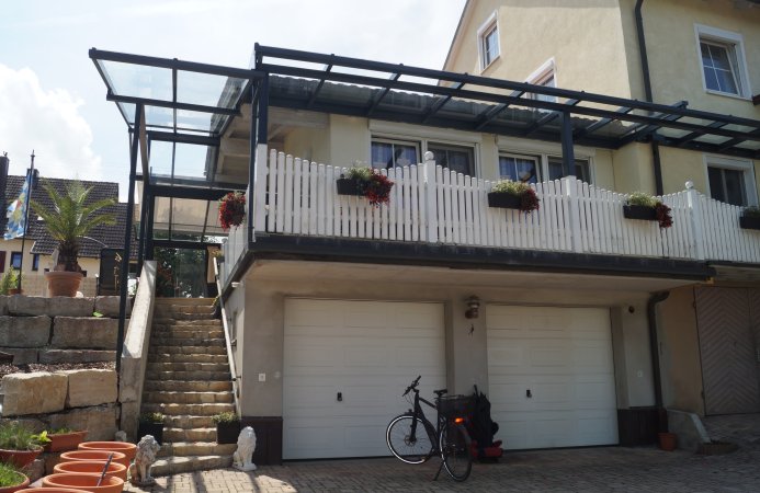 Terrassenüberdachung verzinkt und lackiert, 2 und 3-teilige Ganzglasschiebewände, Teilweise Dachbeschattung