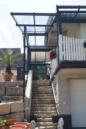 Terrassenüberdachung verzinkt und lackiert, 2 und 3-teilige Ganzglasschiebewände, Teilweise Dachbeschattung
