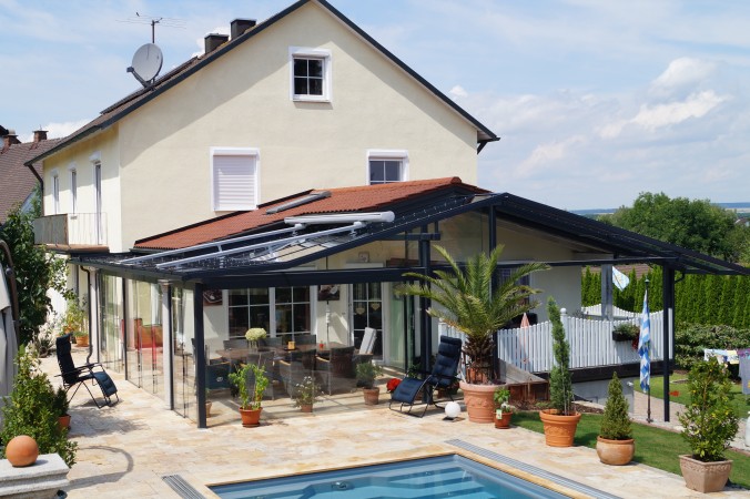 Terrassenüberdachung verzinkt und lackiert, 2 und 3-teilige Ganzglasschiebewände, Teilweise Dachbeschattung