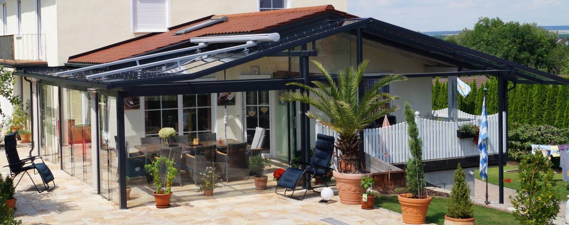 Terrassenüberdachung verzinkt und lackiert, 2 und 3-teilige Ganzglasschiebewände, Teilweise Dachbeschattung