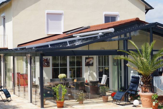 Terrassenüberdachung verzinkt und lackiert, 2 und 3-teilige Ganzglasschiebewände, Teilweise Dachbeschattung