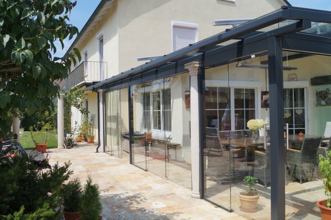Terrassenüberdachung verzinkt und lackiert, 2 und 3-teilige Ganzglasschiebewände, Teilweise Dachbeschattung