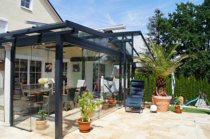 Terrassenüberdachung verzinkt und lackiert, 2 und 3-teilige Ganzglasschiebewände, Teilweise Dachbeschattung