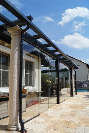 Terrassenüberdachung verzinkt und lackiert, 2 und 3-teilige Ganzglasschiebewände, Teilweise Dachbeschattung