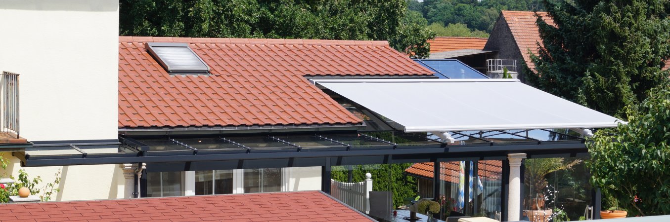 Terrassenüberdachung verzinkt und lackiert, 2 und 3-teilige Ganzglasschiebewände, Teilweise Dachbeschattung