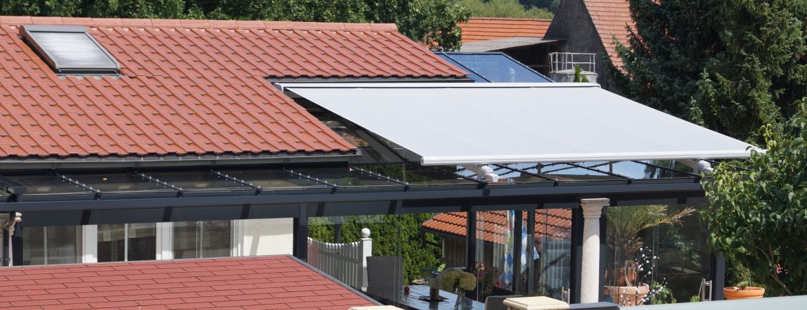 Terrassenüberdachung verzinkt und lackiert, 2 und 3-teilige Ganzglasschiebewände, Teilweise Dachbeschattung