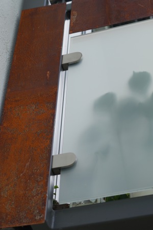 Balkon und Terrassenüberdachung, verzinkt und lackiert, mit Elementen aus Corten-Stahl, Lüftungselemente drehbar, Heizstrahler und Beleuchtung