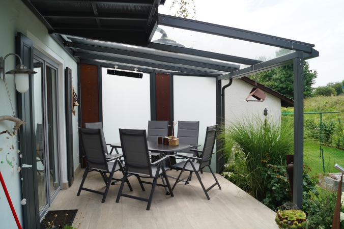 Balkon und Terrassenüberdachung, verzinkt und lackiert, mit Elementen aus Corten-Stahl, Lüftungselemente drehbar, Heizstrahler und Beleuchtung