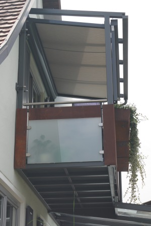 Balkon und Terrassenüberdachung, verzinkt und lackiert, mit Elementen aus Corten-Stahl, Lüftungselemente drehbar, Heizstrahler und Beleuchtung