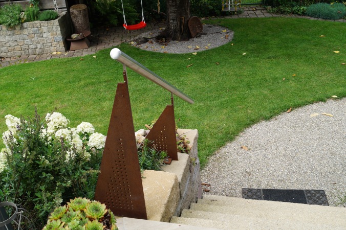 Balkon und Terrassen&uuml;berdachung, verzinkt und lackiert, mit Elementen aus Corten-Stahl, L&uuml;ftungselemente drehbar, Heizstrahler und Beleuchtung