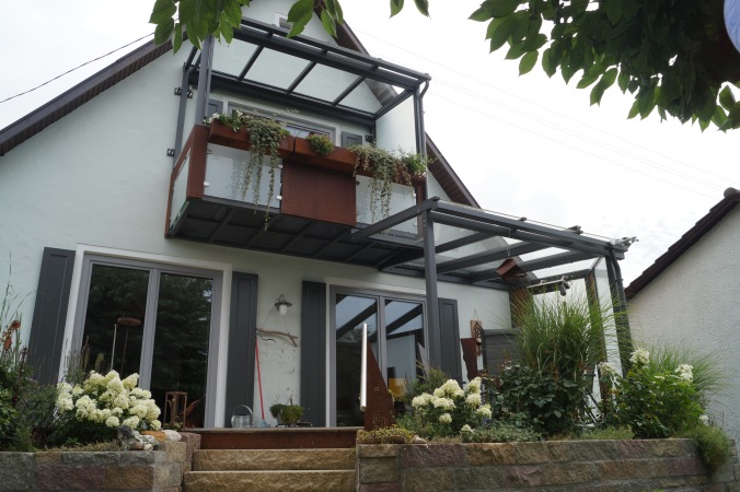 Balkon und Terrassenüberdachung, verzinkt und lackiert, mit Elementen aus Corten-Stahl, Lüftungselemente drehbar, Heizstrahler und Beleuchtung