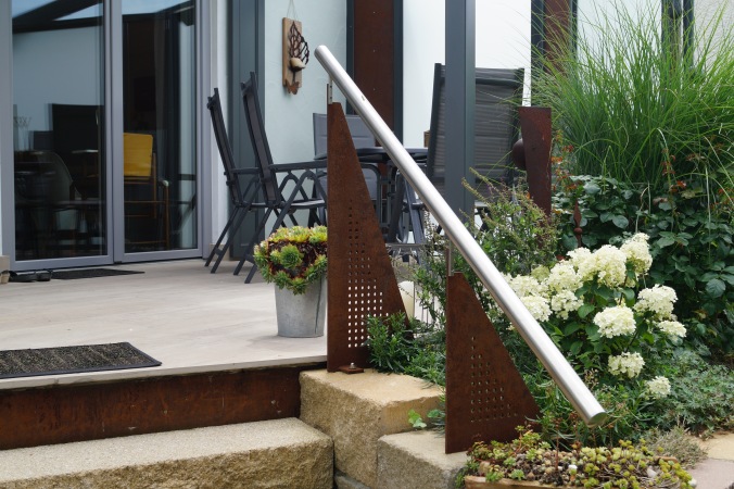 Balkon und Terrassenüberdachung, verzinkt und lackiert, mit Elementen aus Corten-Stahl, Lüftungselemente drehbar, Heizstrahler und Beleuchtung
