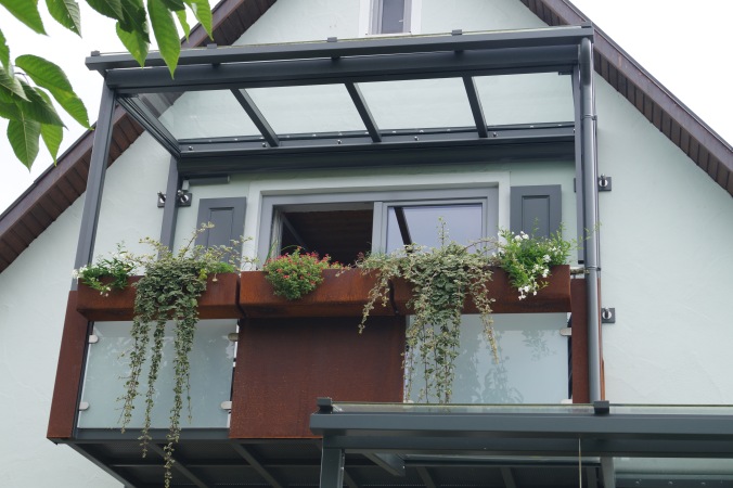 Balkon und Terrassenüberdachung, verzinkt und lackiert, mit Elementen aus Corten-Stahl, Lüftungselemente drehbar, Heizstrahler und Beleuchtung