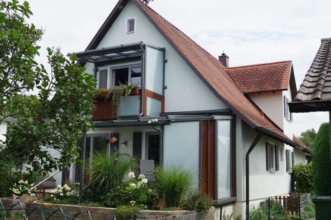 Balkon und Terrassenüberdachung, verzinkt und lackiert, mit Elementen aus Corten-Stahl, Lüftungselemente drehbar, Heizstrahler und Beleuchtung