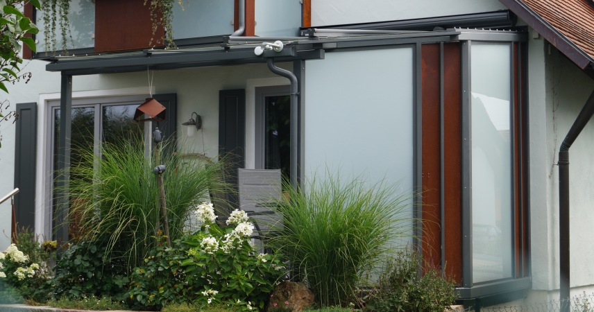 Balkon und Terrassenüberdachung, verzinkt und lackiert, mit Elementen aus Corten-Stahl, Lüftungselemente drehbar, Heizstrahler und Beleuchtung