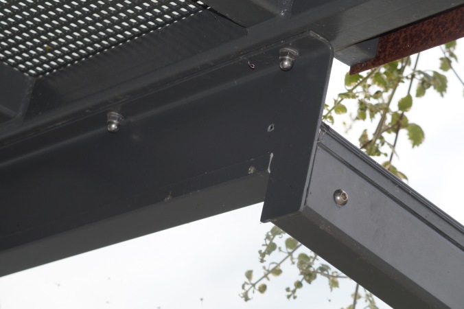 Balkon und Terrassenüberdachung, verzinkt und lackiert, mit Elementen aus Corten-Stahl, Lüftungselemente drehbar, Heizstrahler und Beleuchtung