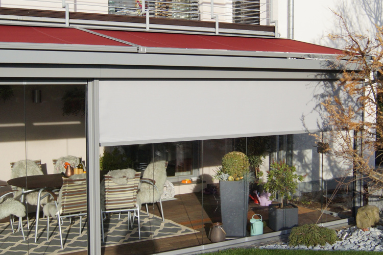 Terrassenüberdachung mit aussenliegender Dach- und Wand- Markise. Glasschiebewand mit bodenebener Führungsschiene zum kompletten öffnen der Glaswand
