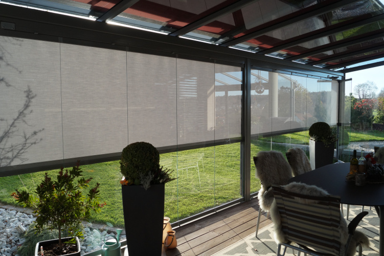 Terrassenüberdachung mit aussenliegender Dach- und Wand- Markise. Glasschiebewand mit bodenebener Führungsschiene zum kompletten öffnen der Glaswand