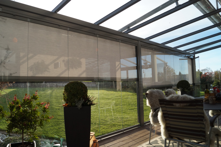 Terrassenüberdachung mit aussenliegender Dach- und Wand- Markise. Glasschiebewand mit bodenebener Führungsschiene zum kompletten öffnen der Glaswand