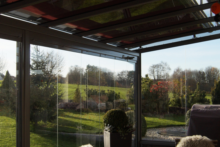 Terrassen&uuml;berdachung mit aussenliegender Dach- und Wand- Markise. Glasschiebewand mit bodenebener F&uuml;hrungsschiene zum kompletten &ouml;ffnen der Glaswand