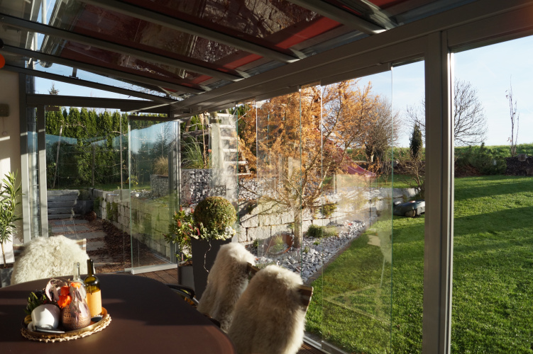 Terrassen&uuml;berdachung mit aussenliegender Dach- und Wand- Markise. Glasschiebewand mit bodenebener F&uuml;hrungsschiene zum kompletten &ouml;ffnen der Glaswand