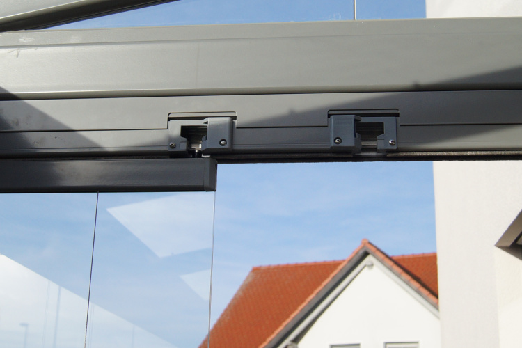 Terrassen&uuml;berdachung mit aussenliegender Dach- und Wand- Markise. Glasschiebewand mit bodenebener F&uuml;hrungsschiene zum kompletten &ouml;ffnen der Glaswand