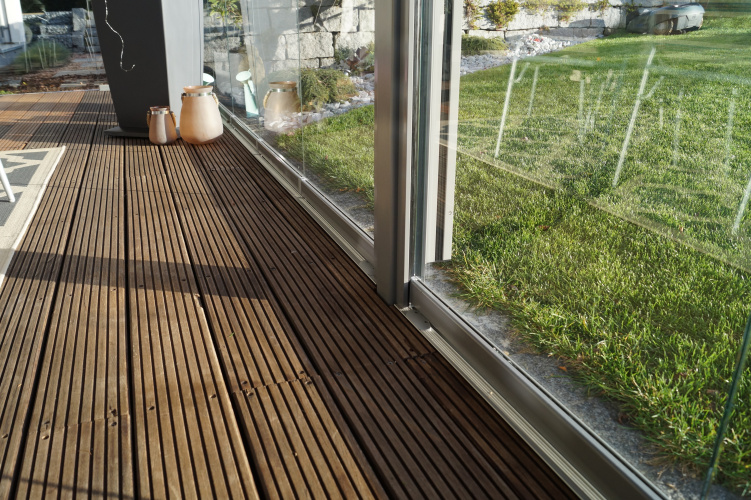 Terrassen&uuml;berdachung mit aussenliegender Dach- und Wand- Markise. Glasschiebewand mit bodenebener F&uuml;hrungsschiene zum kompletten &ouml;ffnen der Glaswand