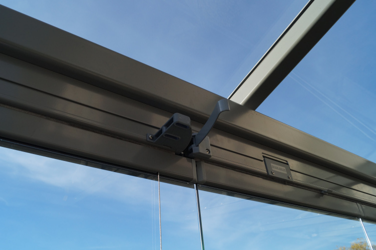 Terrassen&uuml;berdachung mit aussenliegender Dach- und Wand- Markise. Glasschiebewand mit bodenebener F&uuml;hrungsschiene zum kompletten &ouml;ffnen der Glaswand