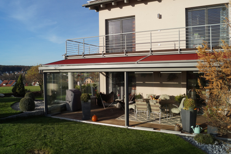 Terrassenüberdachung mit aussenliegender Dach- und Wand- Markise. Glasschiebewand mit bodenebener Führungsschiene zum kompletten öffnen der Glaswand