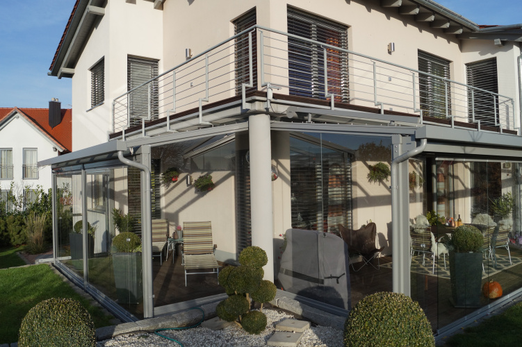 Terrassenüberdachung mit aussenliegender Dach- und Wand- Markise. Glasschiebewand mit bodenebener Führungsschiene zum kompletten öffnen der Glaswand