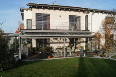  Terrassenüberdachung mit aussenliegender Dach- und Wand- Markise. Glasschiebewand mit bodenebener Führungsschiene zum kompletten öffnen der Glaswand