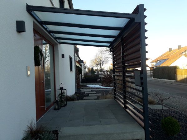 Hauseingangs&uuml;berdachung verzinkt und beschichtet, Lamellenf&uuml;llung Fundermann Max-Platte