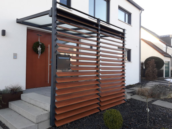 Hauseingangs&uuml;berdachung verzinkt und beschichtet, Lamellenf&uuml;llung Fundermann Max-Platte
