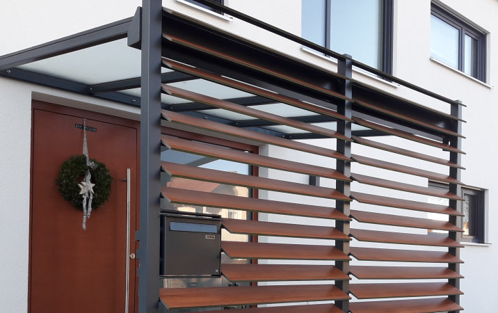 Hauseingangs&uuml;berdachung verzinkt und beschichtet, Lamellenf&uuml;llung Fundermann Max-Platte