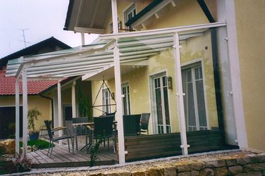 Terrassenüberdachung mit Windschutz  verzinkt und lackiert