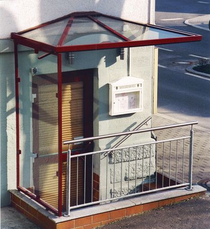 Überdachung mit seitlichem Windschutz, verzinkt und lackiert