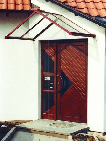 Eingangsüberdachung in Dreiecksform, verzinkt und lackiert