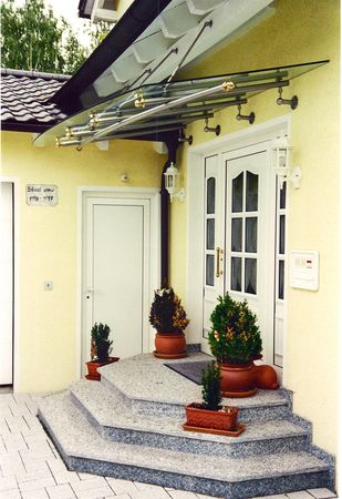 Eingangsüberdachung abgehängt aus Edelstahl, Rohrenden mit Messing                          verziert