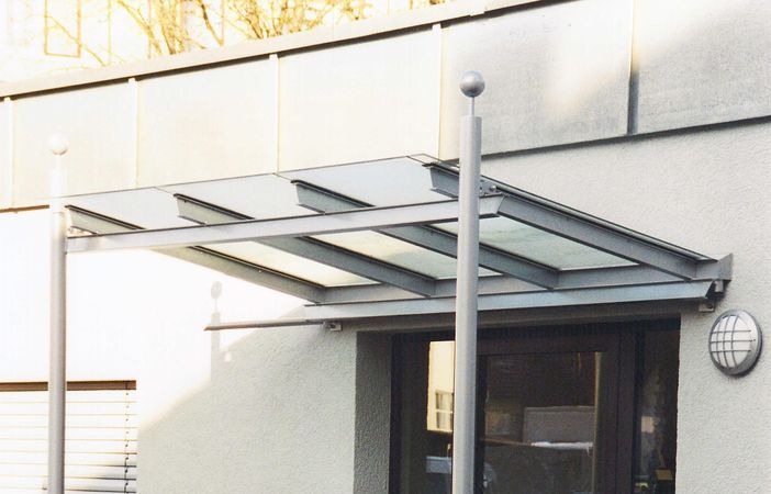 Eingangsüberdachung aus Stahlprofilen auf zwei Stützen, verzinkt