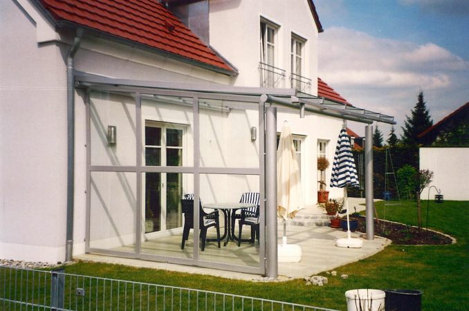 Terrassenüberdachung mit Windschutz verzinkt und lackiert