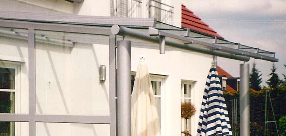 Terrassenüberdachung mit Windschutz verzinkt und lackiert