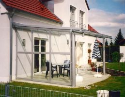 Terrassenüberdachung mit Windschutz verzinkt und lackiert